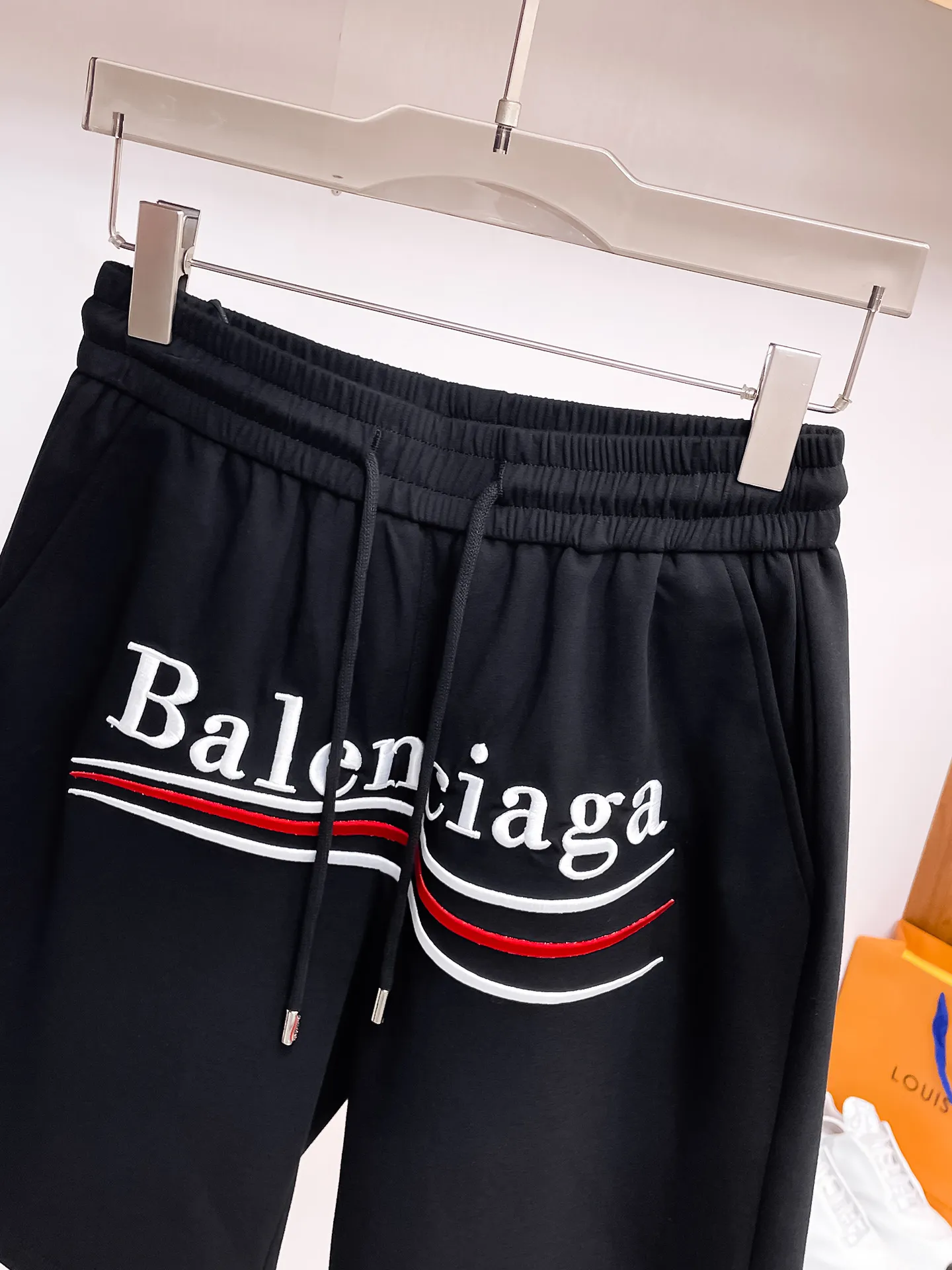 Balenciaga's three-standard complete 2026 summer New Arrival men's casual shorts, advanced custom-made Breathable fabric, Breathable fabric, extremely stretchy and comfortable, impeccable details, top-grade accessories, original logo design concept, delicate and soft feel! The upper body fit is awesome! Size: M-XXXL Please state your height and weight when ordering